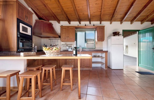 Buen Paso Casa | Apartamento vacacional 'Tily' con vistas al mar, terraza y Wi-Fi