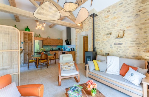 Malaucene Apartamento | Apartamento 'Tilleul Enchanté' con terraza privada, jardín privado y aire acondicionado