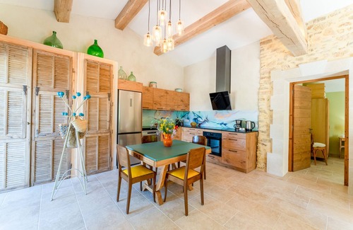 Malaucene Apartamento | Apartamento 'Tilleul Enchanté' con terraza privada, jardín privado y aire acondicionado