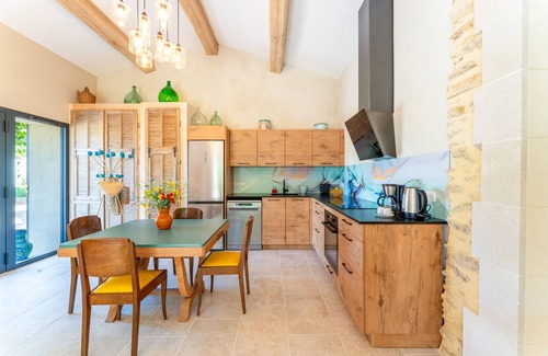 Malaucene Apartamento | Apartamento 'Tilleul Enchanté' con terraza privada, jardín privado y aire acondicionado