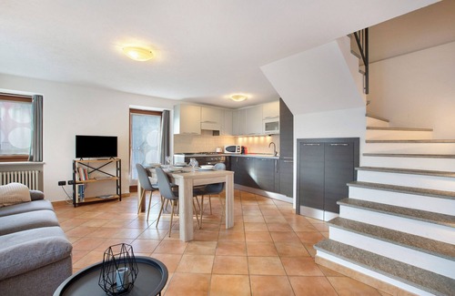 Aosta Apartamento | Apartamento 'Tra Montagna E Città - Aosta' con vistas a la montaña y balcón