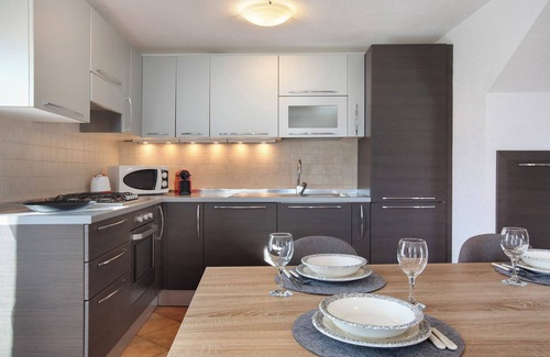 Aosta Apartamento | Apartamento 'Tra Montagna E Città - Aosta' con vistas a la montaña y balcón