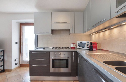 Aosta Apartamento | Apartamento 'Tra Montagna E Città - Aosta' con vistas a la montaña y balcón