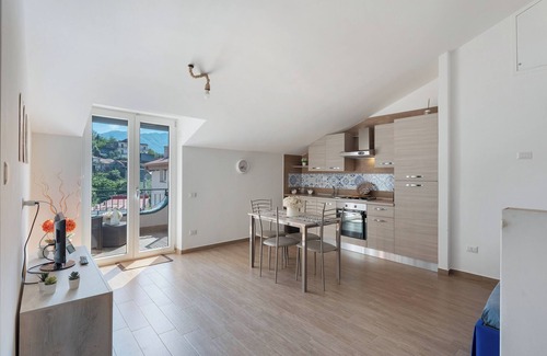 Piazza-Tralia-Pendolo Apartamento | Apartamento 'Tramonto' con vistas a la montaña, Wi-Fi y aire acondicionado