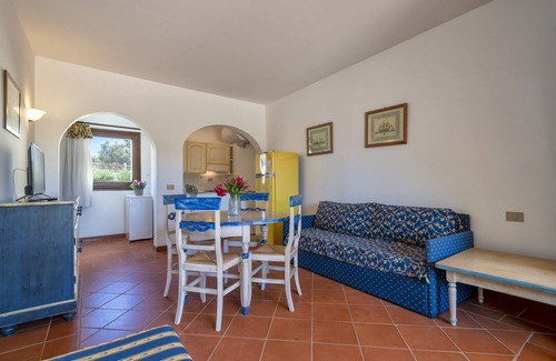 Punta De Su Turrione Apartamento | Apartamento 'Trilocale Fiordaliso' con vistas al mar, terraza y piscina compartida