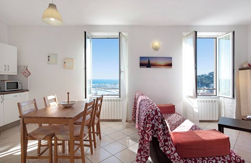 Varazze Apartamento | Apartamento "Trilocale in Villa Vista Mare Apt 3" con vistas al mar