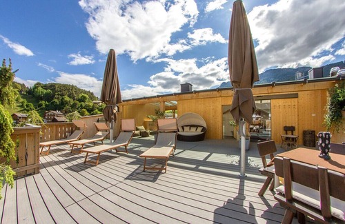 Kastelruth Apartamento | Apartamento "Trocker Kastelrut 12" cerca de Seiser Alm con balcón, bañera de hidromasaje y sauna