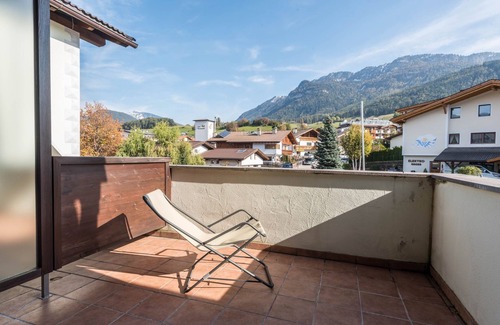 Kastelruth Apartamento | Apartamento "Trocker Kastelruth 5" cerca de Seiser Alm con vistas y bañera de hidromasaje