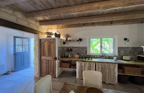 Gallician Casa | Apartment 'Une Maison Dans Un Mas' with Private Pool, Private Terrace and Wi-Fi
