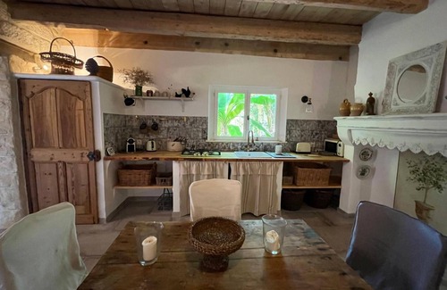 Gallician Casa | Apartment 'Une Maison Dans Un Mas' with Private Pool, Private Terrace and Wi-Fi