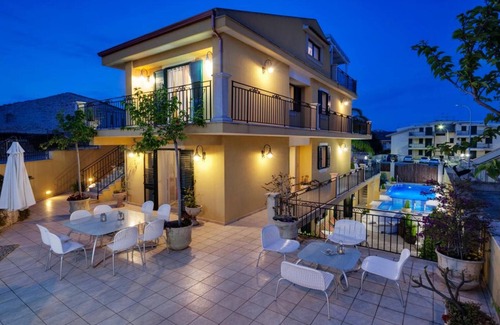 Marina di Ragusa Apartamento | Apartamento 'Venere In Villa' con piscina compartida, Wi-Fi y aire acondicionado