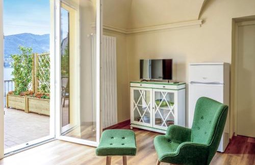 Porto Valtravaglia Apartamento | Apartment Verde by Interhome