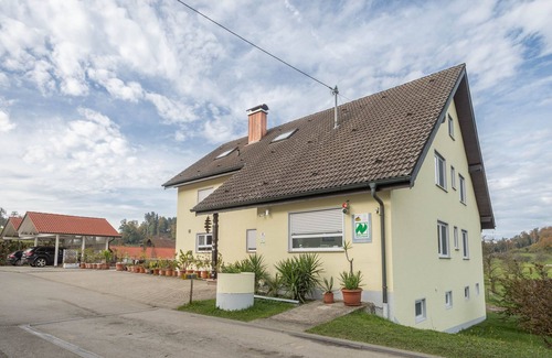 Tettnang Apartamento | Apartamento "Vergißmeinnicht" en Granja cerca del Lago de Constanza con Terraza y Piscina