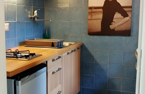 Aglientu Apartamento | Apartamento 'Vermentino' con piscina compartida, jardín privado y aire acondicionado