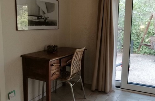 Aglientu Apartamento | Apartamento 'Vermentino' con piscina compartida, jardín privado y aire acondicionado