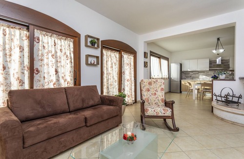 Viagrande Apartamento | Apartamento 'Villa Di Mauro' con vistas a la montaña, piscina privada y aire acondicionado
