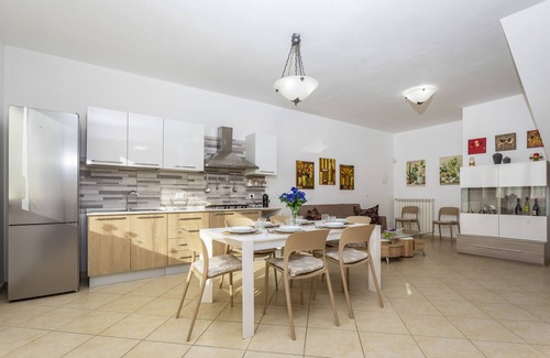 Viagrande Apartamento | Apartamento 'Villa Di Mauro' con vistas a la montaña, piscina privada y aire acondicionado