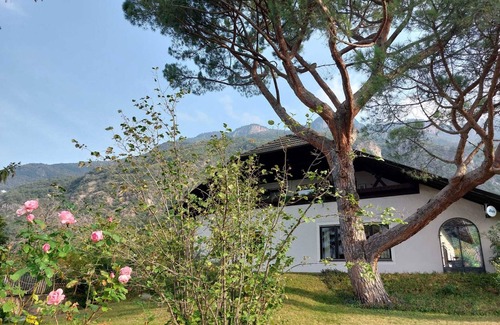 Terlano Apartamento | Apartamento 'Villa Pinie 2' con vistas a la montaña, terraza privada y Wi-Fi