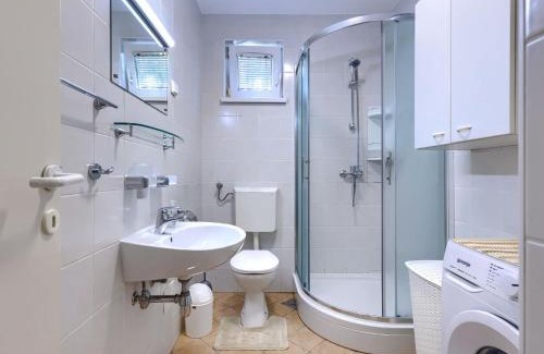 Stinjan Apartamento | Apartment Vivoda by Interhome