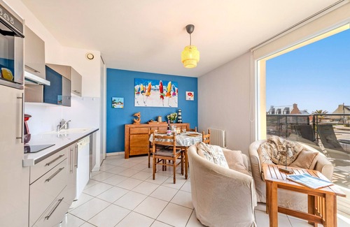 Cleder Apartamento | Apartamento 'Appartement Vue Mer - Plage À 30m' con vistas al mar, terraza privada y Wi-Fi
