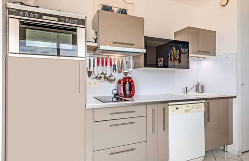 Cleder Apartamento | Apartamento 'Appartement Vue Mer - Plage À 30m' con vistas al mar, terraza privada y Wi-Fi