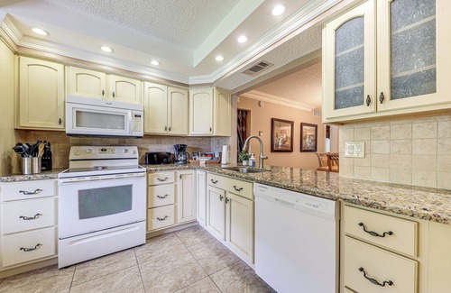 Pompano Beach Apartamento | Apartment w/ Patio & Pool Access in Pompano Beach!