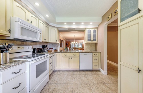 Pompano Beach Apartamento | Apartment w/ Patio & Pool Access in Pompano Beach!