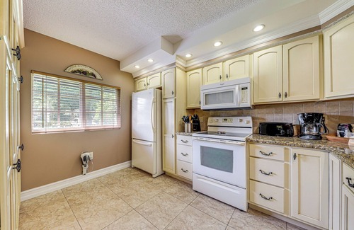 Pompano Beach Apartamento | Apartment w/ Patio & Pool Access in Pompano Beach!