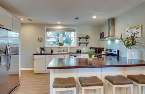 Thunderbolt Casa | Apartment w/ Pool & Gazebo-Swanky Savannah Style