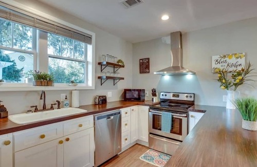 Thunderbolt Casa | Apartment w/ Pool & Gazebo-Swanky Savannah Style