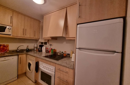 Almoradí Apartamento | Apartamento nuevo en Almoradí, España con balcón, piscina, jacuzzi, barbacoa en la terraza