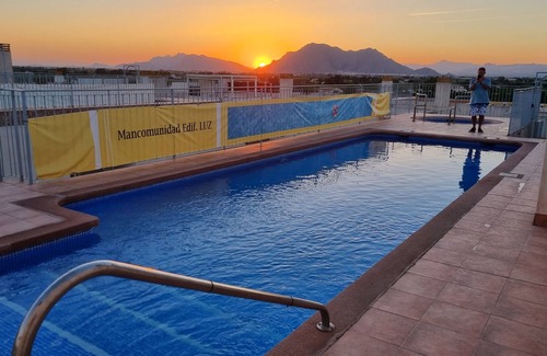 Almoradí Apartamento | Apartamento nuevo en Almoradí, España con balcón, piscina, jacuzzi, barbacoa en la terraza
