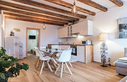 Levico Terme Apartamento | Apartamento "Wellness Lodge Riccardo" con vistas al lago y a la montaña y bañera de hidromasaje