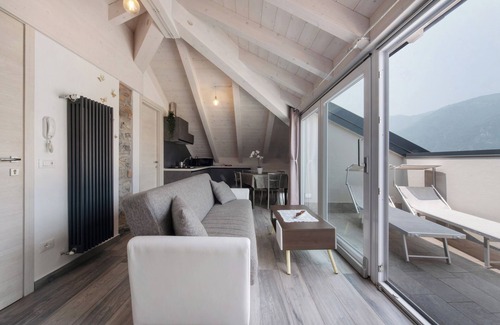 Lezzeno Apartamento | Apartamento 'White Suite - bañera de hidromasaje' con vistas al lago, piscina compartida y Wi-Fi