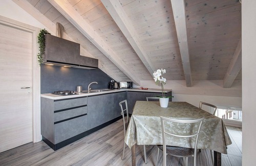 Lezzeno Apartamento | Apartamento 'White Suite - bañera de hidromasaje' con vistas al lago, piscina compartida y Wi-Fi