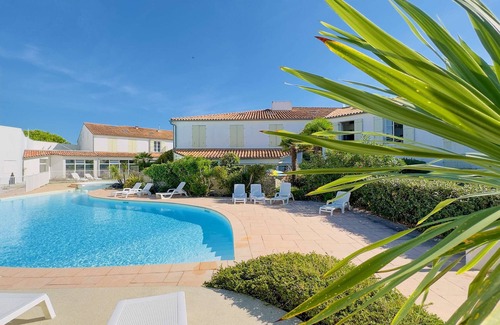 La Couarde-sur-Mer Apartamento | Apartment with courtyard communal pool and parking