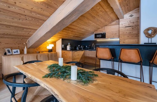 Les Allues Apartamento | Apartamento con balcón, estufa de leña, parking - 6 pers.