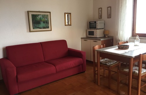 Castelletto Apartamento | Apartamento con vista al lago, en una zona tranquila con jardín y terraza.