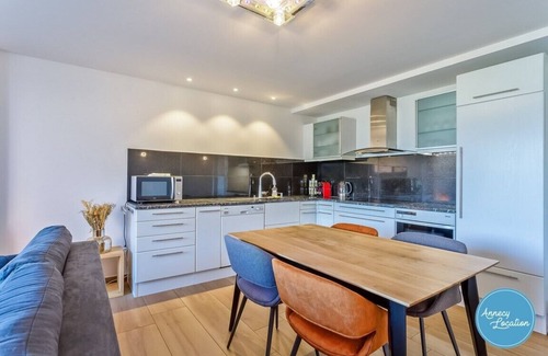 Veyrier-du-Lac Apartamento | Apartment with 180° Lake & Mountain Views