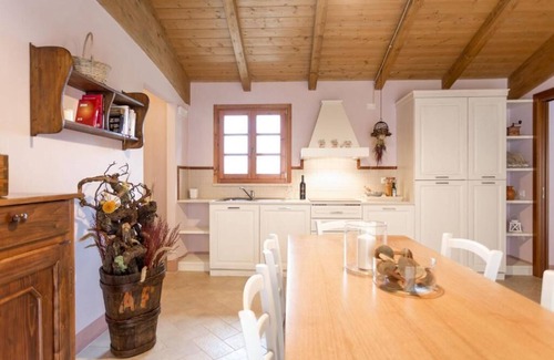 Terricciola Apartamento | Apartamento de 2 dormitorios y 2 baños en planta baja