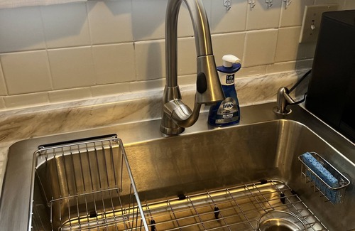 West Akron Apartamento | Apartment with a boho, relaxed and soulful vibe in the heart of Highland Square.