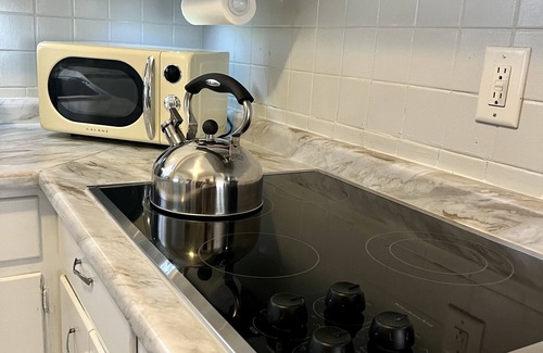 West Akron Apartamento | Apartment with a boho, relaxed and soulful vibe in the heart of Highland Square.
