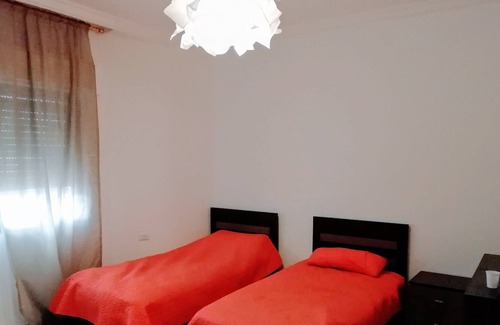 Amman Apartamento | Apartamento con terraza privada, jardín y garaje.