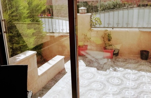 Amman Apartamento | Apartamento con terraza privada, jardín y garaje.