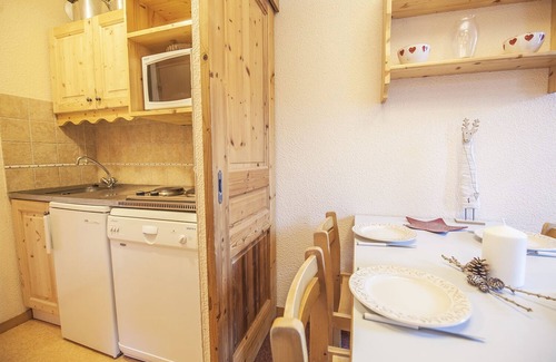 Doucy-Combelouviere Apartamento | Apartamento con balcón al pie de las pistas y muy cerca de tiendas y servicios.
