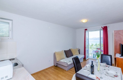 Drace Apartamento | Apartamento con balcףn y vista al mar.