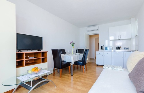 Drace Apartamento | Apartamento con balcףn y vista al mar.