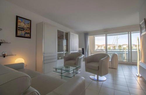 Frejus Port Apartamento | Apartment With Balcony And View On The Port