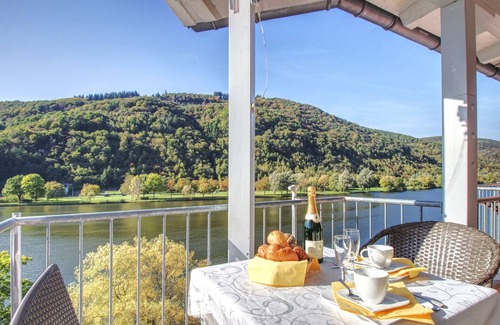Bullay Apartamento | Apartment with balcony directly on the banks and with a view of the Moselle