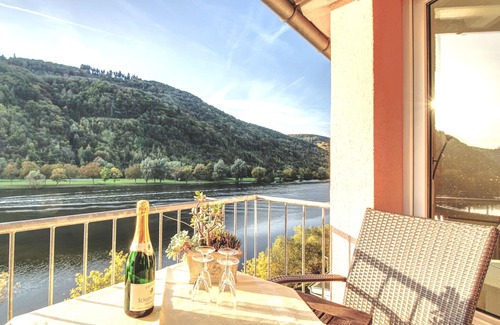 Bullay Apartamento | Apartment with balcony directly on the banks and with a view of the Moselle